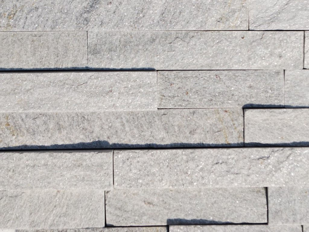 Svetlo-sivi-dekorativni-prirodni-kamen-stanglice